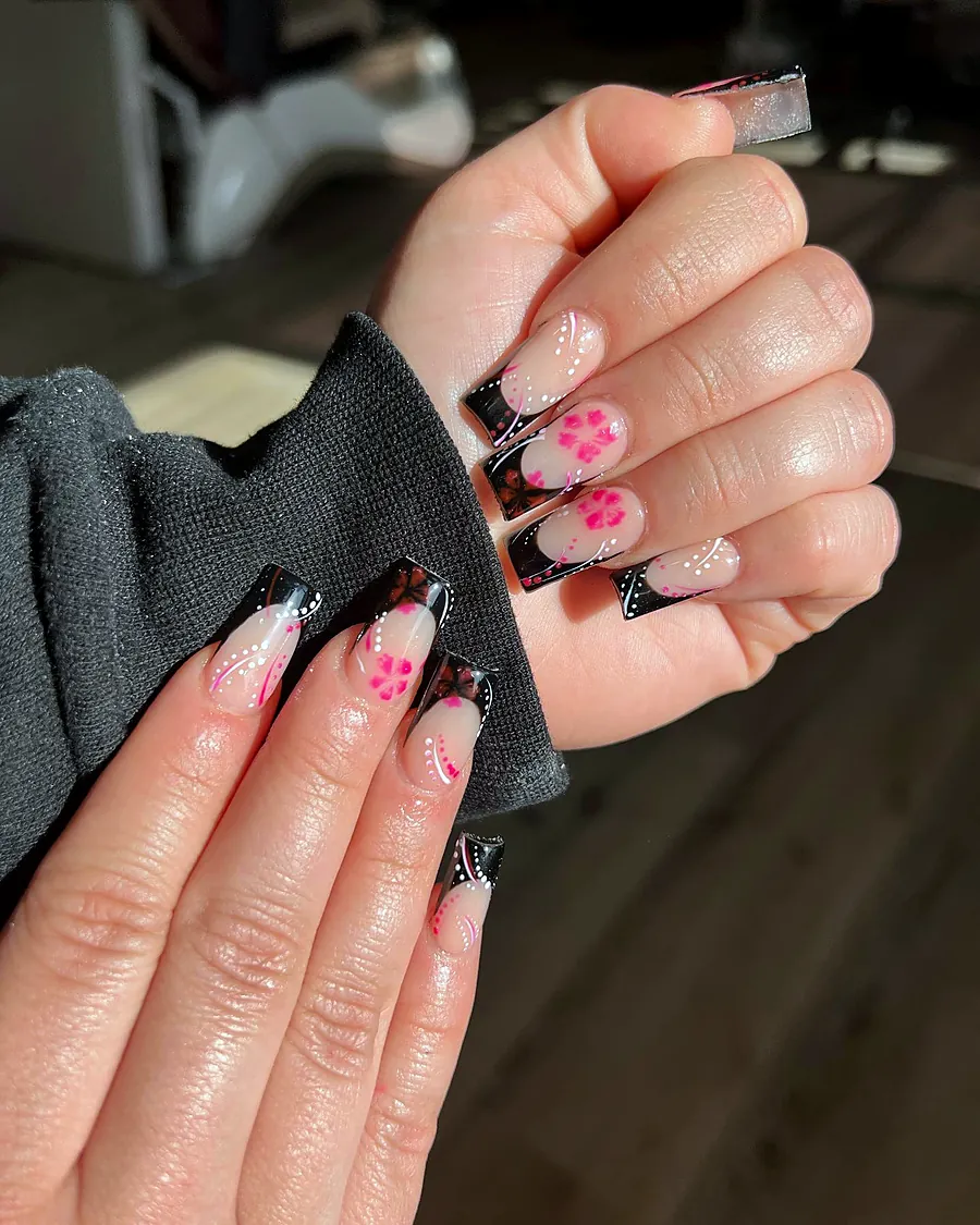 Nägel mit schwarzem und pinkem Design