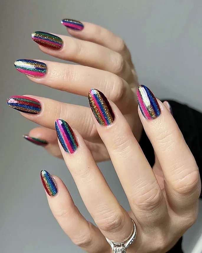Nägel in bunt schimmerndem Chrome