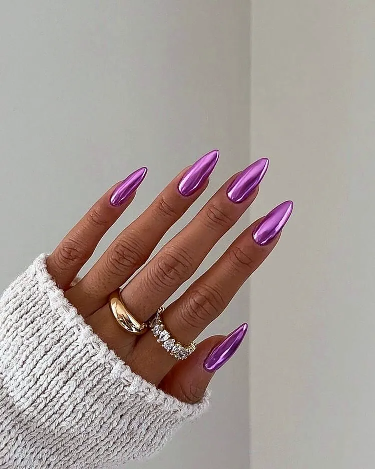 Mandelnägel in lila Chrome