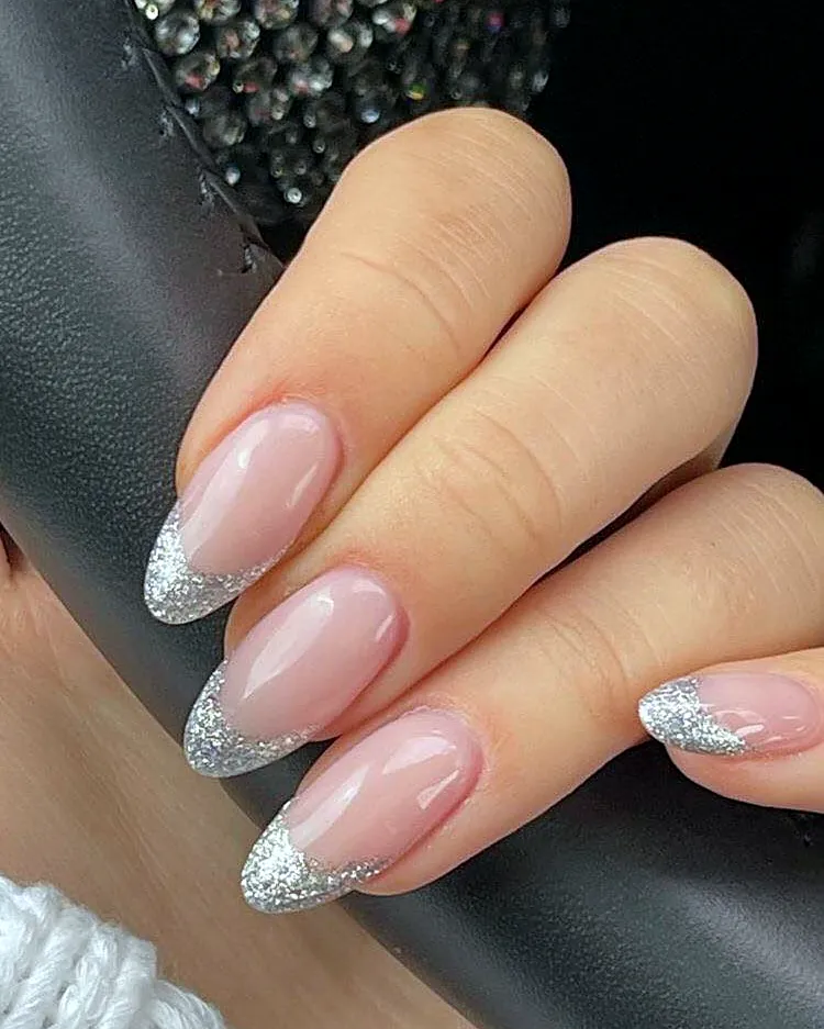Nude Nägel mit silbernen Glitzerspitzen