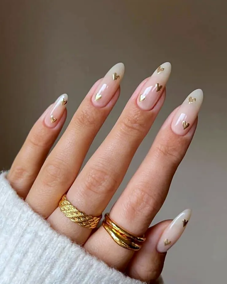 Nude Nägel mit Goldringen