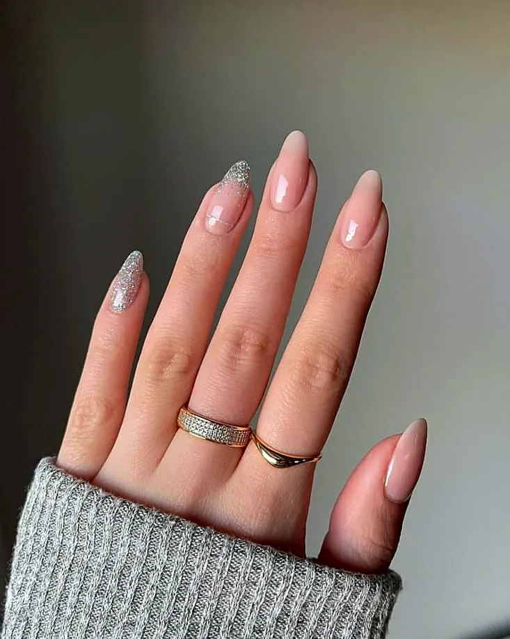 Natürliche Nude Nägel mit Ringen