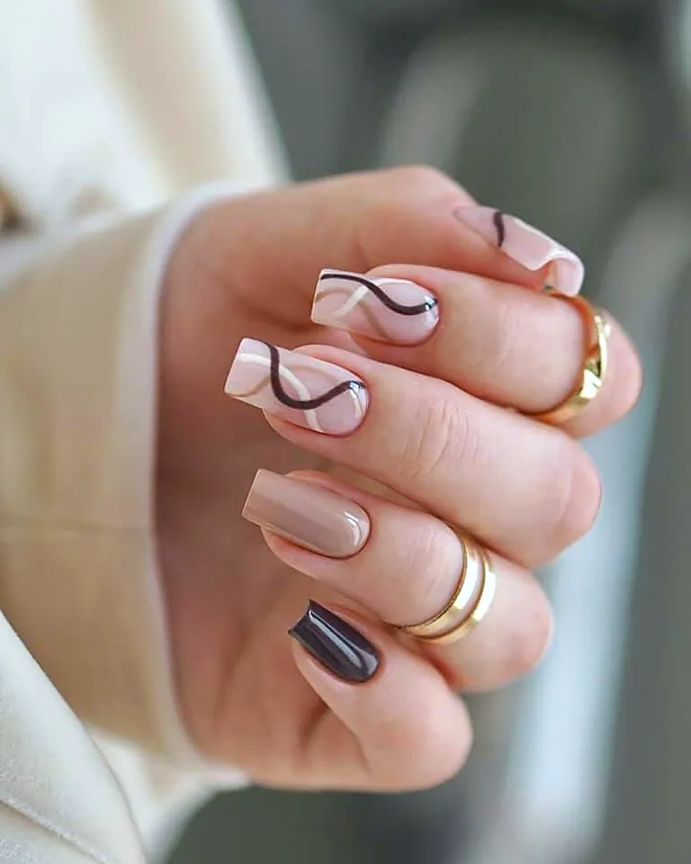 Nägel mit dunklen Swirl Linien