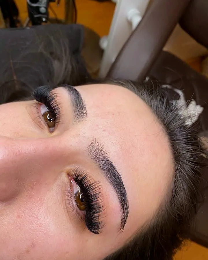 Volle Wimpern und gepflegte Brauen nach der Behandlung
